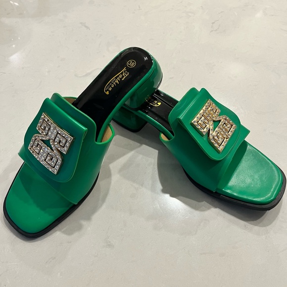 Emerald Green slides 💚 - Picture 1 of 10
